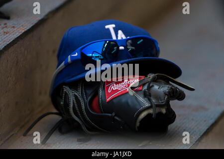 Milwaukee, WI, USA. 3. Juni 2017. Dodger Hut und Rawlings Handschuh auf der Trainerbank in der Major League Baseball Spiel zwischen den Milwaukee Brewers und den Los Angeles Dodgers im Miller Park in Milwaukee, Wisconsin. John Fisher/CSM/Alamy Live-Nachrichten Stockfoto