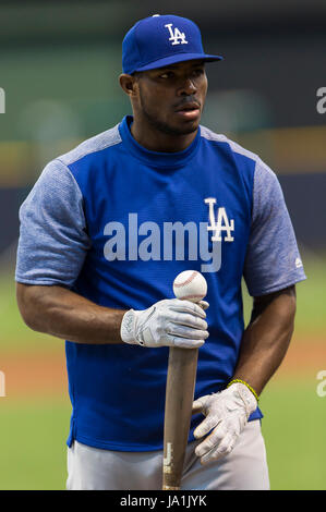 Milwaukee, WI, USA. 3. Juni 2017. Los Angeles Dodgers Recht Fielder Yasiel Puig #66 vor dem Hauptliga-Baseball-Spiel zwischen den Milwaukee Brewers und den Los Angeles Dodgers im Miller Park in Milwaukee, Wisconsin. John Fisher/CSM/Alamy Live-Nachrichten Stockfoto