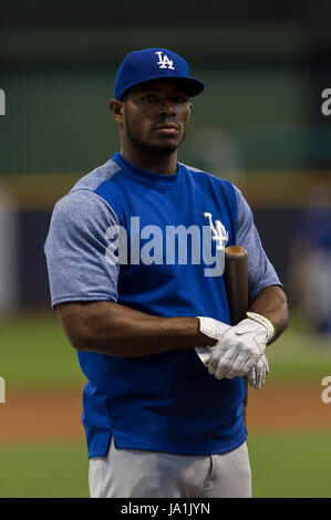 Milwaukee, WI, USA. 3. Juni 2017. Los Angeles Dodgers Recht Fielder Yasiel Puig #66 vor dem Hauptliga-Baseball-Spiel zwischen den Milwaukee Brewers und den Los Angeles Dodgers im Miller Park in Milwaukee, Wisconsin. John Fisher/CSM/Alamy Live-Nachrichten Stockfoto