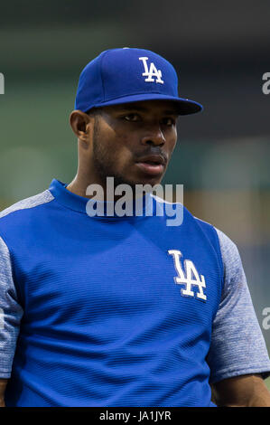 Milwaukee, WI, USA. 3. Juni 2017. Los Angeles Dodgers Recht Fielder Yasiel Puig #66 vor dem Hauptliga-Baseball-Spiel zwischen den Milwaukee Brewers und den Los Angeles Dodgers im Miller Park in Milwaukee, Wisconsin. John Fisher/CSM/Alamy Live-Nachrichten Stockfoto