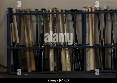 Milwaukee, WI, USA. 3. Juni 2017. Dodger Fledermaus Rack vor der Major League Baseball Game zwischen den Milwaukee Brewers und den Los Angeles Dodgers im Miller Park in Milwaukee, Wisconsin. John Fisher/CSM/Alamy Live-Nachrichten Stockfoto