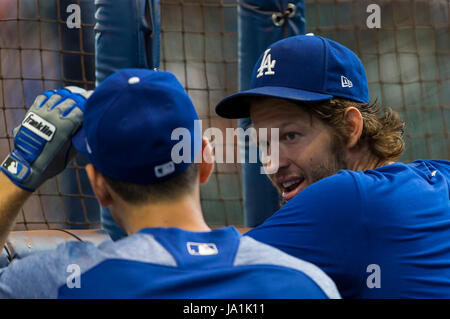 Milwaukee, WI, USA. 3. Juni 2017. Los Angeles Schwindler Krug Clayton Kershaw #22 vor dem Hauptliga-Baseball-Spiel zwischen den Milwaukee Brewers und den Los Angeles Dodgers im Miller Park in Milwaukee, Wisconsin ab. John Fisher/CSM/Alamy Live-Nachrichten Stockfoto