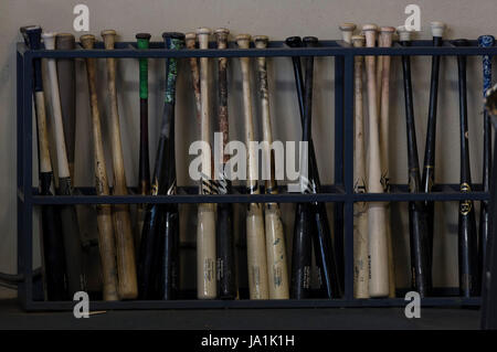 Milwaukee, WI, USA. 3. Juni 2017. Ein Blick auf Dodger Fledermaus Rack vor der Major League Baseball Spiel zwischen den Milwaukee Brewers und den Los Angeles Dodgers im Miller Park in Milwaukee, Wisconsin. John Fisher/CSM/Alamy Live-Nachrichten Stockfoto