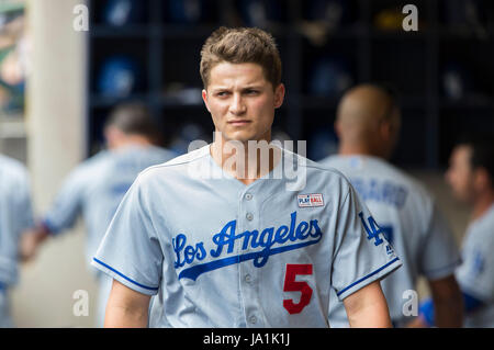 Milwaukee, WI, USA. 3. Juni 2017. Los Angeles Dodgers Shortstop Corey Seager #5 während der Major League Baseball Spiel zwischen den Milwaukee Brewers und den Los Angeles Dodgers im Miller Park in Milwaukee, Wisconsin. John Fisher/CSM/Alamy Live-Nachrichten Stockfoto