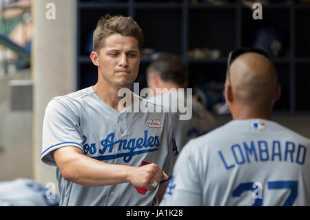 Milwaukee, WI, USA. 3. Juni 2017. Los Angeles Dodgers Shortstop Corey Seager #5 bereitet sich für die Major League Baseball Spiel zwischen den Milwaukee Brewers und den Los Angeles Dodgers im Miller Park in Milwaukee, Wisconsin. John Fisher/CSM/Alamy Live-Nachrichten Stockfoto