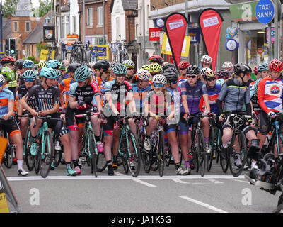 Melton Mowbray, UK. 4. Juni 2017. Teilnehmer in der 2017 Frauen CiCLE klassischen Radrennen warten auf der Startlinie in Sherrard Straße, Melton Mowbray, England, UK. 4. Juni 2017 Kredit: Photimageon/Alamy Live-Nachrichten Stockfoto