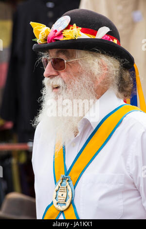 Weymouth, Dorset, UK. 4. Juni 2017. Wessex Folk Festival, Weymouth Folk Festival. Kühleres Wetter für Morris Tänzer und andere Künstler, wie Kopf, Weymouth für das Festival Herden. Die Bourne River Morris Männer Credit: Carolyn Jenkins/Alamy Live-Nachrichten Stockfoto