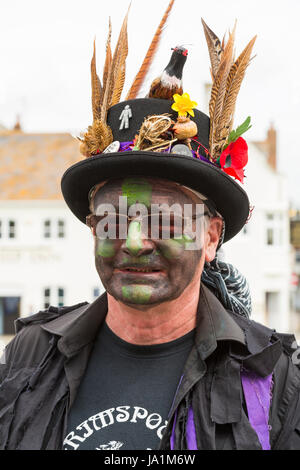 Weymouth, Dorset, UK. 4. Juni 2017. Wessex Folk Festival, Weymouth Folk Festival. Kühleres Wetter für Morris Tänzer und andere Künstler, wie Kopf, Weymouth für das Festival Herden. Grimspound Border Morris Dancers Credit: Carolyn Jenkins/Alamy Live News Stockfoto