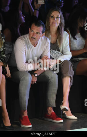 Miami, FL, USA. 3. Juni 2017. Antonio Banderas und Nicole Kimpel werden bei der Yirko Sivirich-Modenschau in Miami Fashion Week in Filmstudios der Eis-Palast am 3. Juni 2017 in Miami, Florida gesichtet. Bildnachweis: Mpi04/Medien Punch/Alamy Live-Nachrichten Stockfoto