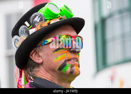 Weymouth, Dorset, UK. 4. Juni 2017. Wessex Folk Festival, Weymouth Folk Festival. Kühleres Wetter für Morris Tänzer und andere Künstler, wie Kopf, Weymouth für das Festival Herden. Grenzwertig Morris Dancers Credit: Carolyn Jenkins/Alamy Live News Stockfoto