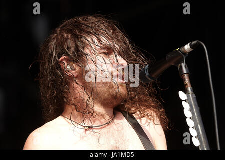 Nürnberg, Deutschland. 4. Juni 2017. Frontmann Joel O· Keeffe durchführen mit australischen Hard-Rock-Band Airbourne auf der Hauptbühne am Rock bin Ring-Musik-Festival in Nürnberg, 4. Juni 2017. Foto: Thomas Frey/Dpa/Alamy Live News Stockfoto