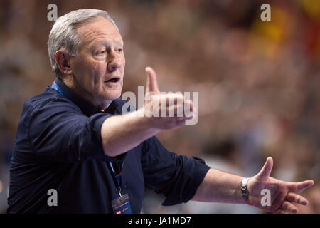 Köln, Deutschland. 4. Juni 2017. Coach Zvonimir Serdarusic von Paris Gesten an der Seitenlinie während des Champions-League-Finale vier Handball-Spiels zwischen Paris St. Germain und Vardar Skopje in der Lanxess Arena in Köln, Deutschland, 4. Juni 2017. Foto: Marius Becker/Dpa/Alamy Live News Stockfoto