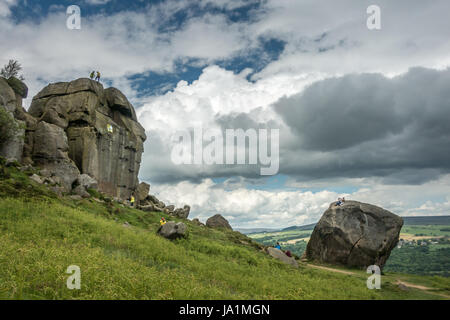 Ilkley, West Yorkshire, Großbritannien. 4. Juni 2017. Unterstützer des Arbeitskreises Aire Valley gegen Verbrennung erwies bei der Kuh & Kalb Rocks in Ilkley sich als ein Abseilen Spendenaktion Gelder für laufende Kosten, West Yorkshire, Großbritannien.  (Mehr Infos: https://www.facebook.com/AireValleyIncinerator/) Bildnachweis: Rebecca Cole/Alamy Live-Nachrichten Stockfoto