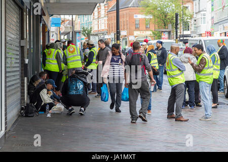 Northampton, Abington St, 4. Juni 2017. Freiwilligen aus über die muslimischen Gemeinschaften in Northampton Anteil Essen mit den Obdachlosen, die Annäherung zwischen 60 und 70 obdachlose Menschen aus rund um die Stadt, einen Teil der speziell zubereitete Speisen zwischen 18:00 und 19:00, das Essen, was gemacht wird, um ihre tägliche Fasten am Abend zu brechen geschieht dies jeden Sonntag während des Ramadan, nachdem ihre täglichen Fasten aufgehört hat. Bildnachweis: Keith J Smith. / Alamy Live News Stockfoto