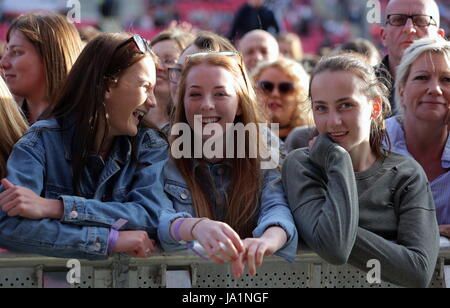 Llanelli, UK. 3. Juni 2017. Llanelli, UK. Samstag, 3. Juni 2017 Jess Glynne fans Credit: D Legakis/Alamy Live News Stockfoto