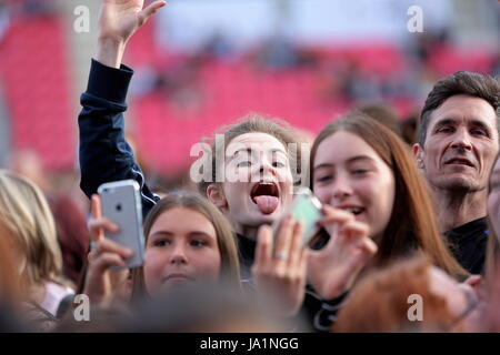 Llanelli, UK. 3. Juni 2017. Llanelli, UK. Samstag, 3. Juni 2017 Jess Glynne fans Credit: D Legakis/Alamy Live News Stockfoto