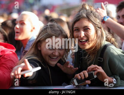 Llanelli, UK. 3. Juni 2017. Llanelli, UK. Samstag, 3. Juni 2017 Jess Glynne fans Credit: D Legakis/Alamy Live News Stockfoto