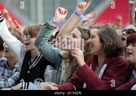 Llanelli, UK. 3. Juni 2017. Llanelli, UK. Samstag, 3. Juni 2017 Jess Glynne fans Credit: D Legakis/Alamy Live News Stockfoto