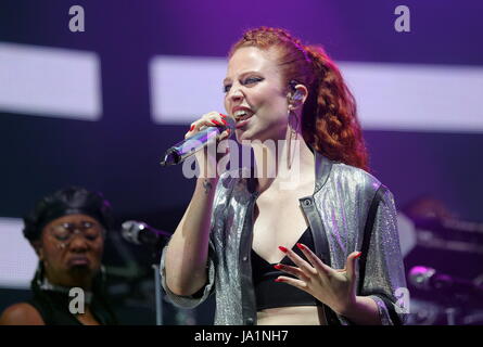 Llanelli, UK. 3. Juni 2017. Llanelli, UK. Samstag, 3. Juni 2017 Jess Glynne führt auf der Bühne Credit: D Legakis/Alamy Live News Stockfoto