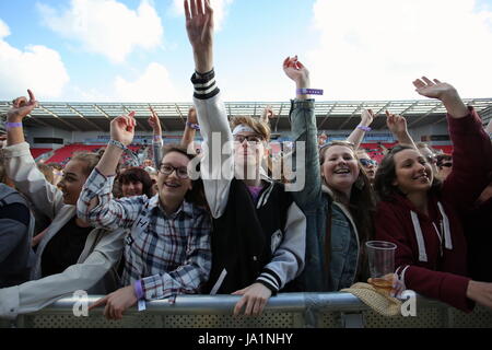 Llanelli, UK. 3. Juni 2017. Llanelli, UK. Samstag, 3. Juni 2017 Jess Glynne fans Credit: D Legakis/Alamy Live News Stockfoto