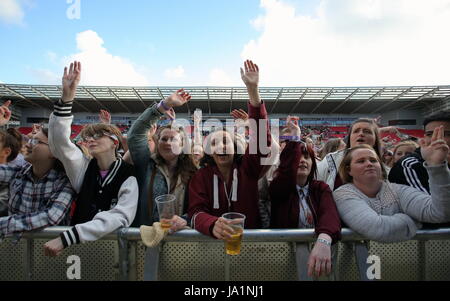 Llanelli, UK. 3. Juni 2017. Llanelli, UK. Samstag, 3. Juni 2017 Jess Glynne fans Credit: D Legakis/Alamy Live News Stockfoto