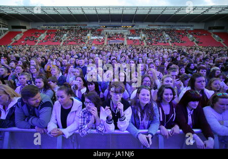 Llanelli, UK. 3. Juni 2017. Llanelli, UK. Samstag, 3. Juni 2017 Jess Glynne fans Credit: D Legakis/Alamy Live News Stockfoto