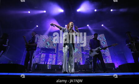 Llanelli, UK. 3. Juni 2017. Llanelli, UK. Samstag, 3. Juni 2017 Jess Glynne führt auf der Bühne Credit: D Legakis/Alamy Live News Stockfoto