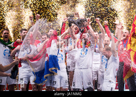 Köln, Deutschland. 4. Juni 2017. Skopjes Stojanche Soilov hält die Trophäe nach dem Champions League Finale vier Handball Spiel zwischen Paris St. Germain und Vardar Skopje in der Lanxess Arena in Köln, Deutschland, 4. Juni 2017. Foto: Marius Becker/Dpa/Alamy Live News Stockfoto