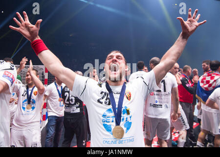 Köln, Deutschland. 4. Juni 2017. Skopjes Luka Cindric feiert nach dem Champions League Finale vier Handball Spiel zwischen Paris St. Germain und Vardar Skopje in der Lanxess Arena in Köln, Deutschland, 4. Juni 2017. Foto: Marius Becker/Dpa/Alamy Live News Stockfoto