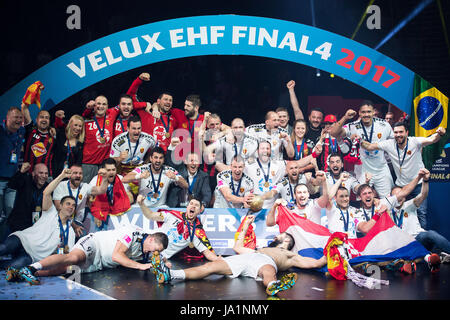 Köln, Deutschland. 4. Juni 2017. Skopje-Spieler stellen nach dem Champions League Finale vier Handball Spiel zwischen Paris St. Germain und Vardar Skopje in der Lanxess Arena in Köln, Deutschland, 4. Juni 2017. Foto: Marius Becker/Dpa/Alamy Live News Stockfoto