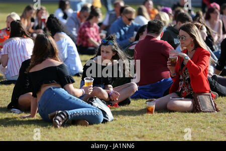 Llanelli, UK. 3. Juni 2017. Llanelli, UK. Samstag, 3. Juni 2017 Jess Glynne fans Credit: D Legakis/Alamy Live News Stockfoto