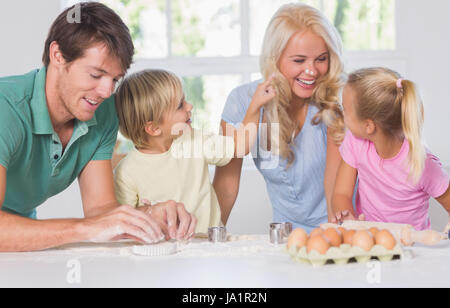 Sohn, Mehl auf die Nase von seiner Mutter in der Küche Stockfoto