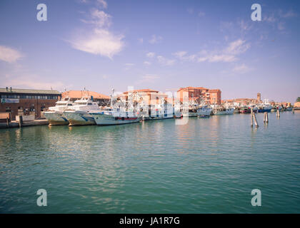 Chioggia, Italien - 30. April 2017: Angelboote/Fischerboote vertäut in einem Kanal in Chioggia, venezianische Lagune, Italien. Stockfoto