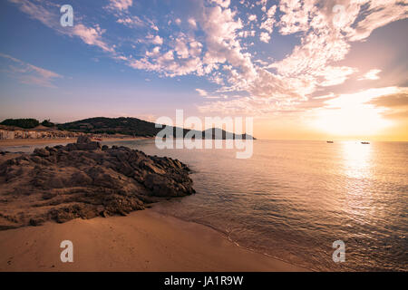 Sonnenaufgang am Strand von Chia, Insel Sardinien, Italien. Stockfoto