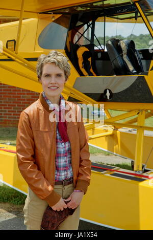 Pilotin in Pilotenjacke aus Retro-Leder. Stockfoto