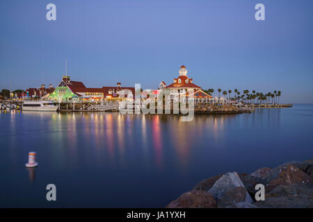 Long Beach, 1.Mai: Schöne Skyline und Nachtszene auf 1. Mai 2017 bei Rainbow Harbor, Long Beach, Kalifornien, Vereinigte Staaten von Amerika Stockfoto