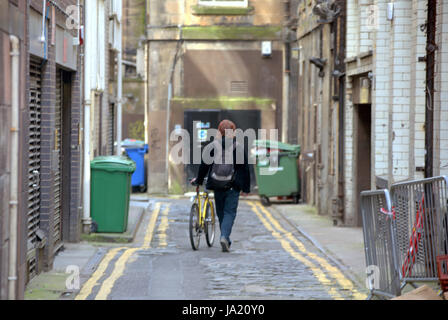 Glasgow Gasse Backstreet Lane mit Radfahrer zu Fuß Fahrrad North Court Lane Stockfoto