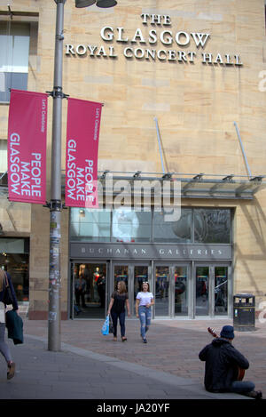 Menschen machen Glasgow Buchanan Galerien der Glasgow Royal Concert Hall Straßenmusiker auf der Straße Stockfoto