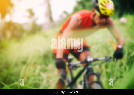 Verschwommen des Sports. Mountain Bike Radsportler eingleisig und Radfahrer, die mit dem Fahrrad auf einer off-Road bis zum Sonnenuntergang Stockfoto