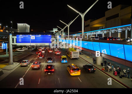 Los Angeles, APR 21: Tom Bradley International Terminal des belebten Los Angeles International Airport am 21. April 2017 in Los Angeles, Kalifornien Stockfoto
