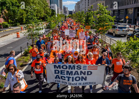 New York, Vereinigte Staaten von Amerika. 3. Juni 2017. Am 3. Juni 2017; zu Ehren des nationalen Waffe Gewalt Awareness Day Mütter Nachfrage Aktion für Pistole Sinn in Amerika, ein Teil des Everytown für Gewehr-Sicherheit und der Koalition der tragen Orange gehostet der fünften jährlichen Brooklyn Bridge März für Pistole Sinn. Hunderte von Freiwilligen und Pistole Gewalt Überlebenden marschierten über die Brücke, die ihren Höhepunkt in einer Kundgebung am Foley Quadrat unter der Leitung von New York Kapitel Mütter Nachfrage und mit. Bildnachweis: Erik McGregor/Pacific Press/Alamy Live-Nachrichten Stockfoto