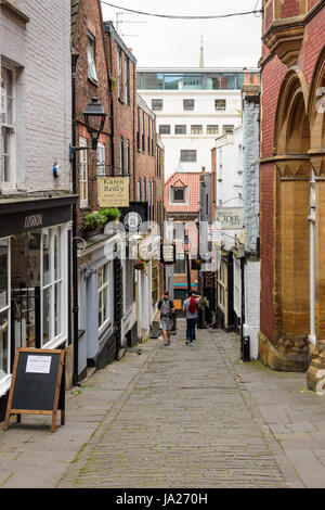 Bristol, England, UK - 17. Juli 2016: Kleine Geschäfte auf den schmalen Weihnachten Stufen, eine Gasse im Zentrum von Bristol. Stockfoto