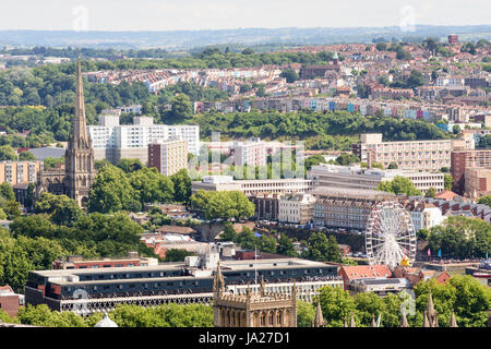 Bristol, England - 17. Juli 2016: Der hohe Turm der Kirche St Mary Redcliffe und Sozialwohnungen Blöcke des Prominenten in Redcliffe Estate Standes der Stockfoto