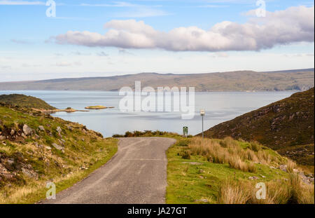 Eine einspurigen Landstraße windet sich um die felsige Küste der Applecross Halbinsel, neben Loch Torridon Bucht des Atlantischen Ozeans, in der wes Stockfoto