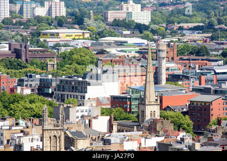 Bristol, England - 17. Juli 2016: Zentrum von Bristol, einschließlich St. Nicholas Church, Bleischrot Turm und neue Apartment-Gebäude auf dem Gelände des Co Stockfoto