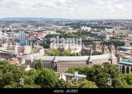 Bristol, England - 17. Juli 2016: Bristol City Hall, Kathedrale und Stadtbild von Cabot Tower gesehen. Stockfoto