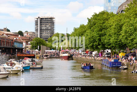 Bristol, England - 17. Juli 2016: Menschen säumen Bristols historischer Harboursides während der jährlichen Hafenfest. Stockfoto