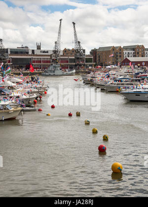 Bristol, England, UK - 17. Juli 2016: Boote vertäut im Hafen von Bristols Floating während der jährlichen Hafenfest. Stockfoto