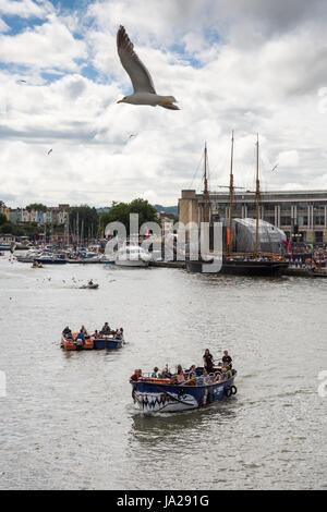 Bristol, England - 17. Juli 2016: Möwen fliegen über kleine Fähren, die Transport der Passagiere um Bristol Hafen während des jährlichen Festivals. Stockfoto