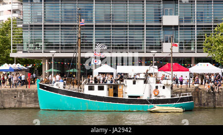 Bristol, England, UK - 17. Juli 2016: Ein altes Boot angedockt in Bristol Floating Harbour während der jährlichen Hafenfest. Stockfoto